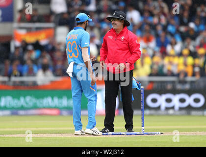 L'Inde Bumrah Jasprit (à gauche) discute avec le juge-arbitre en pluie suspend jouer pendant la Coupe du Monde de la CPI, la demi-finale à Unis Old Trafford, Manchester. Banque D'Images