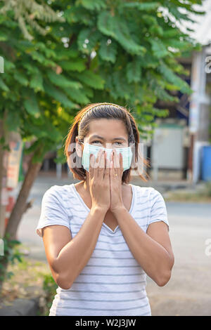 Femme de l'ANASE à porter un masque pour éviter que la poussière à Bangkok, Thaïlande. Banque D'Images