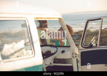 Couple près de camping-van at beach Banque D'Images