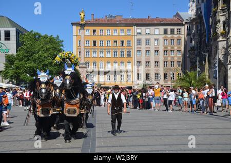 Auf dem Brauerfest à München, Bayern. Parade auf dem Marienplatz Banque D'Images