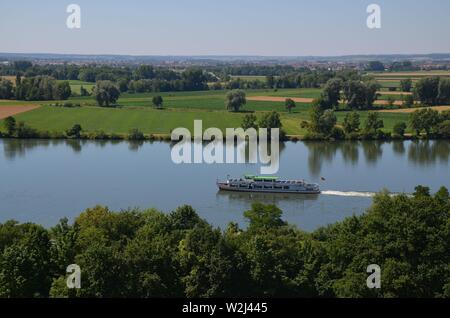 Regensburg, Oberpfalz, Bayern : historische Stadt an der Donau : Blick von der Engel auf die Donau, mit Ausflugsschiff Banque D'Images