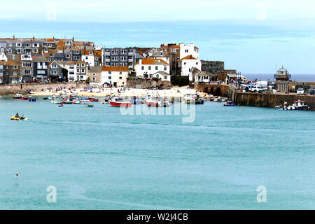 St Ives, Cornwall, UK. Le 30 juin 2019. Les vacanciers appréciant le quai et plage à St Ives en Cornouailles, Royaume-Uni. Banque D'Images