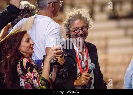 Dramaturge Daniele Finzi Pasca après la première répétition avec costume complet et léger. Les préparatifs de la première Fête des vignerons de ce millénaire est bien sur son chemin, et le lundi d'acteurs et parties de l'essai technicien le salon devant des invités et des médias. La Fête des Vignerons - festival du vigneron - a été célébrée dans la ville suisse de Vevey depuis 1797 et se produit seulement cinq fois par siècle ou moins. La dernière fois que le festival était célébré a été en 1999. La célébration de convertir le centre-ville, place du marché à un siège 40,000 arena, avec différents theatr Banque D'Images