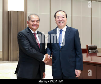 (190709) -- BEIJING, 9 juillet 2019 (Xinhua) -- Huang Kunming (R), un membre du Bureau politique du Parti communiste chinois (PCC) Comité Central, un membre du secrétariat du Comité central du PCC et chef du département de la publicité du Comité central du PCC, rencontre avec Kikeo Khaykhamphithoune, chef du Parti Populaire Révolutionnaire Lao (PPRL) publicité du comité central du ministère, avant d'un séminaire à Xiamen, dans le sud-est de la province de Fujian en Chine, le 9 juillet 2019. Le Parti communiste chinois (PCC) et le Parti Populaire Révolutionnaire Lao (PPRL) ont tenu leur huitième semi théorie Banque D'Images