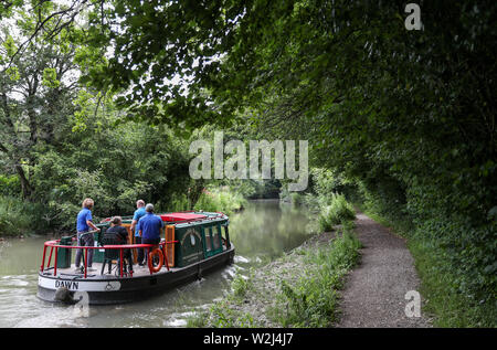 Un bateau est conduite le long du canal près de Basingstoke à Dogmersfield dans le Hampshire. Banque D'Images