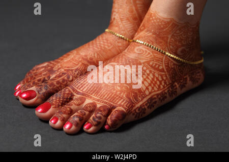 Près d'une femme pieds décorés de mehendi Banque D'Images