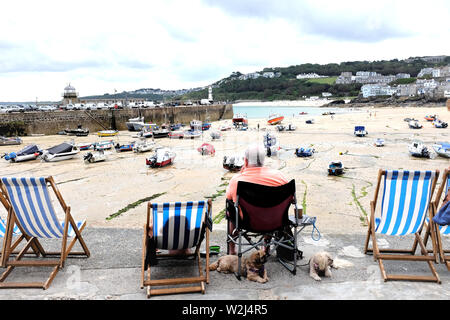 St Ives, Cornwall, UK. Le 30 juin 2019. Les vacanciers appréciant la vue sur le port à marée basse de la promenade à St Ives en Cornouailles, Royaume-Uni. Banque D'Images