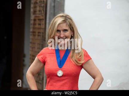 Sam Wanamaker Playhouse, Shakespeare's Globe, Bankside, Londres, Royaume-Uni. 9 juillet 2019. La nouvelle aire de Waterstones Nobel pour 2019-2021 est Cressida Cowell (photo), avec son prix à l'extérieur du Globe Theatre. Décerné tous les deux ans à un éminent écrivain de livres pour enfants ou de l'illustrateur d'honorer les réalisations exceptionnelles dans leur domaine, cette année marque le 20e anniversaire de la Children's Laureate. Credit : Malcolm Park/Alamy Live News. Banque D'Images