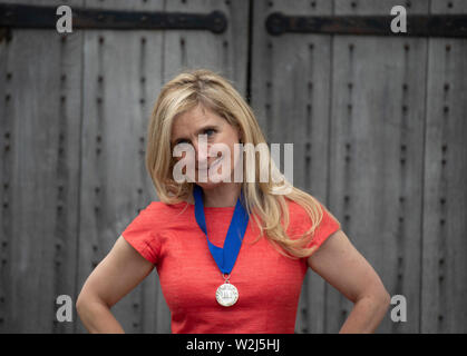 Sam Wanamaker Playhouse, Shakespeare's Globe, Bankside, Londres, Royaume-Uni. 9 juillet 2019. La nouvelle aire de Waterstones Nobel pour 2019-2021 est Cressida Cowell (photo), avec son prix à l'extérieur du Globe Theatre. Décerné tous les deux ans à un éminent écrivain de livres pour enfants ou de l'illustrateur d'honorer les réalisations exceptionnelles dans leur domaine, cette année marque le 20e anniversaire de la Children's Laureate. Credit : Malcolm Park/Alamy Live News. Banque D'Images