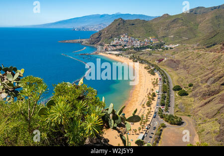 Vue incroyable sur la plage Las Teresitas avec du sable jaune. Emplacement : Santa Cruz de Tenerife, Tenerife, Canaries. Banque D'Images