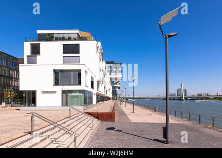 Le bâtiment résidentiel Wohnwerft par les architectes boeufs und Roemer au Rheinauhafen, dans l'arrière-plan les maisons Grue, Cologne, Allemagne. Europ Banque D'Images