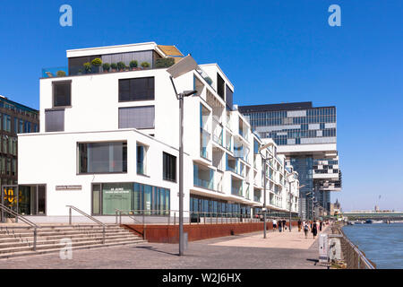 Le bâtiment résidentiel Wohnwerft par les architectes boeufs und Roemer au Rheinauhafen, dans l'arrière-plan les maisons Grue, Cologne, Allemagne. Europ Banque D'Images