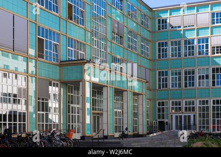 Le Barthonia-Forum au Venloer street dans le quartier Ehrenfeld, ancien entrepôt de la société Muelhens, fabricant d'Eau de parfum 4711 Col Banque D'Images