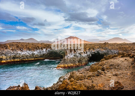 Los Hervideros grottes dans l'île de Lanzarote, attraction touristique populaire, îles de Canaries, Espagne Banque D'Images