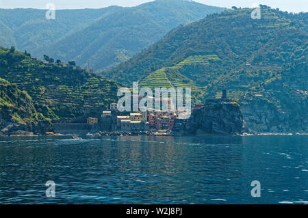 Vue sur la mer de Vernazza à Cinque Terre (Italie) , Riviera italienne. Banque D'Images