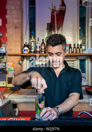 La Havane, Cuba - 30 décembre 2018 - un barman cubain se prépare un délicieux mojito cocktail. Banque D'Images