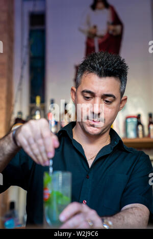 La Havane, Cuba - 30 décembre 2018 - un barman cubain se prépare un délicieux mojito cocktail. Banque D'Images