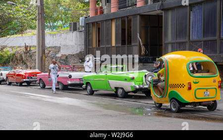 La Havane, Cuba - 31 décembre 2018 : les chauffeurs de taxi attendent dans leurs voitures américaines classiques pour les clients potentiels. Banque D'Images