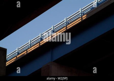 HEURE DE POINTE : perspective à tous les angles et sous-niveaux d'un réseau routier élevé Banque D'Images