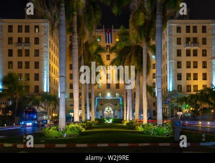 La Havane, Cuba - 1 janvier 2019 : l'image de l'emblématique Hôtel Nacional de Cuba dans la nuit. Banque D'Images