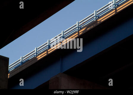 HEURE DE POINTE : perspective à tous les angles et sous-niveaux d'un réseau routier élevé Banque D'Images
