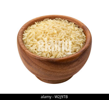 Bol en bois brun avec des grains de riz étuvé non cuits à sec Banque D'Images
