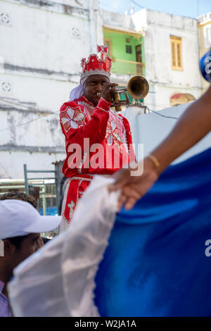 La Vieille Havane, Cuba - 2 janvier 2019 : pilotis interprètes et musiciens démarrer une street party impromptue dans les rues de La Havane. Banque D'Images