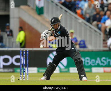 Old Trafford, Manchester, Royaume-Uni. 9 juillet 2019. ICC Cricket World Cup demi-finale, l'Inde et la Nouvelle-Zélande ; Ross Taylor de la Nouvelle-Zélande s'attaque à l'extérieur de sa souche d'arrêt : Action Crédit Plus Sport Images/Alamy Live News Banque D'Images