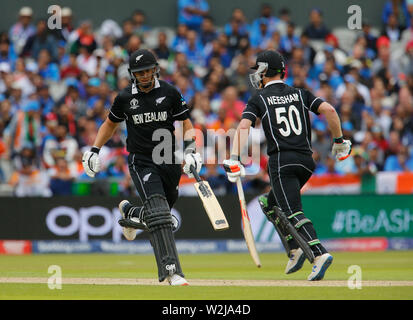 Old Trafford, Manchester, Royaume-Uni. 9 juillet 2019. ICC Cricket World Cup demi-finale, l'Inde et la Nouvelle-Zélande ; Jimmy Neesham et Ross Taylor de la Nouvelle-Zélande s'étend entre les guichets Crédit : Action Plus de Sports/Alamy Live News Banque D'Images