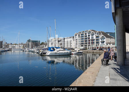 Plymouth Sutton Harbour, bassin intérieur, disponibles au repos dans un havre de paix. Une des personnes âgées reste sur un poteau pour profiter de la vue Banque D'Images