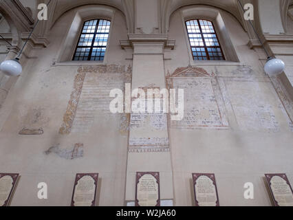 Paroi intérieure de l'Izaak Synagogue de Kazimierz, le quartier juif historique de Cracovie, en Pologne, où la communauté juive a vécu avant l'Holocauste. Banque D'Images