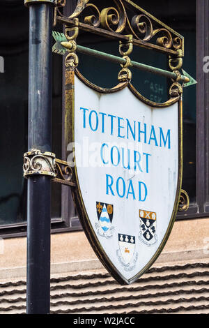 Tottenham Court Road sign Vintage datant de 1963. À l'origine situé à la jonction de St Giles Circus et de Tottenham Court Road, maintenant vers le nord. Banque D'Images