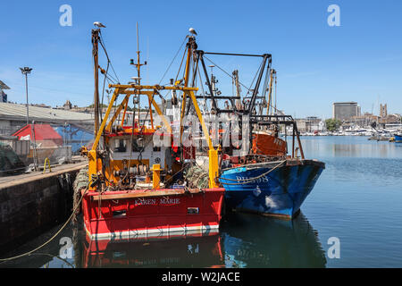 Plymouth Sutton Harbour, bassin intérieur, bateaux de pêche colorés au repos dans un havre de paix. Banque D'Images