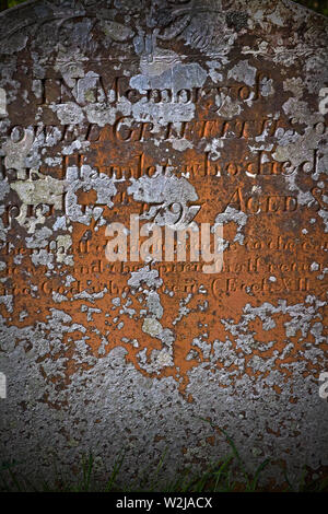 Pierre tombale avec le lichen patiné Banque D'Images