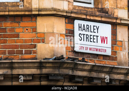 Harley Street W1 des plaques de rue dans le centre de Londres. Harley Street est connue pour ses nombreuses pratiques chirurgicales et médicales spécialisées. Banque D'Images