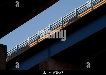 HEURE DE POINTE : perspective à tous les angles et sous-niveaux d'un réseau routier élevé Banque D'Images