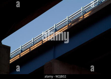 HEURE DE POINTE : perspective à tous les angles et sous-niveaux d'un réseau routier élevé Banque D'Images