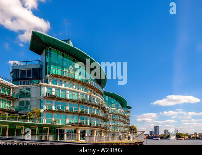 London, UK, 2018, sept bâtiments résidentiels modernes à Wapping High Street, dans l'Est de la capitale en face de la rivière Thames, un jour ensoleillé Banque D'Images