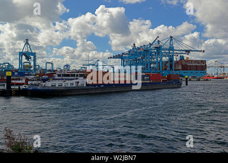 Port de Rotterdam, HOLLAND ZUID/Pays-Bas - 07 septembre 2018 : triple e classe porte-conteneurs Maersk mumbai (imo 9780471) chargement/déchargement des marchandises Banque D'Images