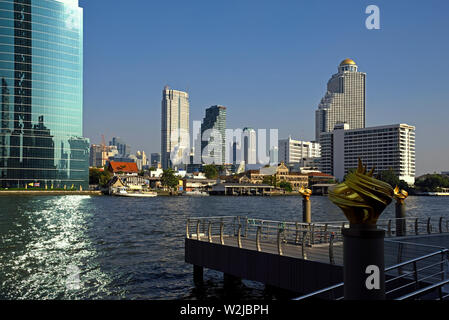 Bangkok, Thaïlande - 25 janvier 2019 : la vue de iconsiam sur la jetée de Mae Nam Chao Phraya sur sathorn ( l'ancienne douane, Mandarin Oriental Hotel Banque D'Images