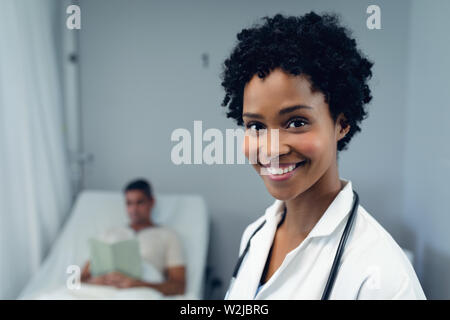 Female doctor smiling dans la paroisse à l'hôpital Banque D'Images