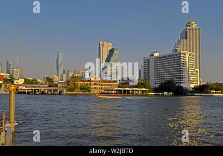 Bangkok, Thaïlande - 25 janvier 2019 : la vue de iconsiam sur la jetée de Mae Nam Chao Phraya sur sathorn ( Maha Nakhon, l'ancienne douane, mandarin Banque D'Images