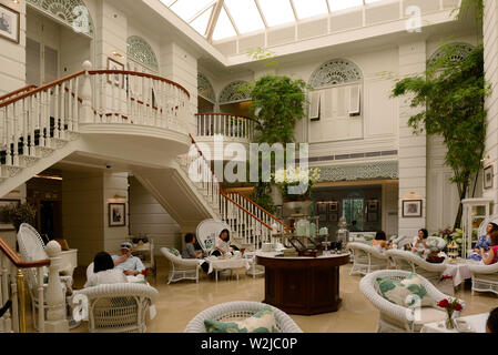 Bangkok, Thaïlande - 02 février, 2019 : thé de l'après-midi dans le salon des auteurs de l'hôtel Mandarin Oriental Banque D'Images