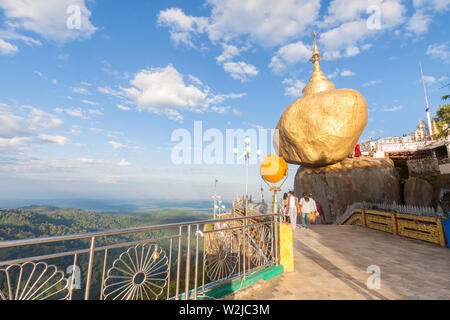 Golden rock ou pagode Kyaiktiyo, Myanmar. Banque D'Images