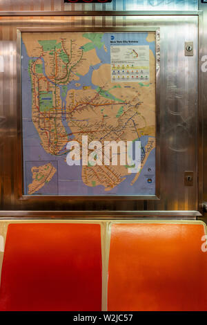 25 mai 2019 - La ville de New York : New York City Plan de métro à l'intérieur d'un wagon. Banque D'Images