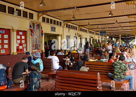 Ayutthaya, Thaïlande - 11 février, 2019 : les habitants et les touristes en attente sur une plate-forme de la gare ferroviaire d'Ayutthaya Banque D'Images