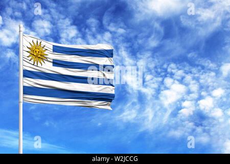 Drapeau national de l'Uruguay sur un poteau en face de ciel bleu Banque D'Images