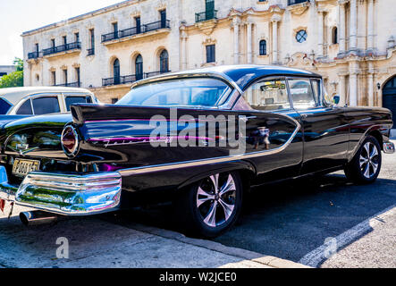 La Vieille Havane, Cuba - 2 janvier 2019 : une belle voiture américaine stationné dans les rues de La Havane, Cuba. Banque D'Images