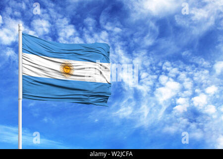 Drapeau national de l'Argentine sur un poteau en face de ciel bleu Banque D'Images