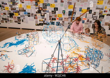 Tate Modern, Londres, Royaume-Uni. 9 juillet 2019. Olafur Eliasson : Dans la vraie vie est un rendez-vous incontournable depuis plus de 30 ans Sondage d'Eliasson la carrière. Avec plus de 40 œuvres - dont la plupart sont présentés au Royaume-Uni pour la première fois, cette exposition examine l'engagement de l'artiste avec quelques-uns des problèmes les plus urgents d'aujourd'hui, du changement climatique à la migration. De droit : l'évolution structurelle des projet, 2001. Hamburger Kunsthalle. Credit : Malcolm Park/Alamy Live News. Banque D'Images